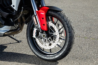 フロントホイールは、穏やかなハンドリング特性とオフロード性能の向上を目指し19インチにサイズを拡大。ホイールの大径化でジャイロ効果は増えたがエンジンの逆回転クランクがそれを相殺する。