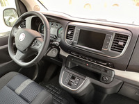 「E-ウリッセ」の運転席。日本で言うところのゴージャス感は、みじんも感じられない。