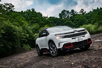 国内では2019年5月28日に発売された「シトロエンC5エアクロスSUV」。ローンチ時は「シャイン」のみのモノグレード展開となっている。