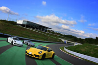 「ポルシェ・エクスペリエンスセンター東京」は、千葉県木更津市に位置するポルシェジャパンのドライビングコースだ。敷地内にはハンドリングトラックにドリフトサークル、オフロードコースと、さまざまなコースを開設。多様な走行プログラムが用意されており、ポルシェのパフォーマンスを存分に体験できる。