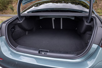 リチウムイオンバッテリーの搭載によって荷室のフロアがかさ上げされるため、マイルドハイブリッド車の「E200」に比べると高さが90mm減り、容量は170リッター減の370リッターとなる。