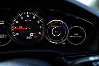 走行モード切り替え機構のコントローラーには「スポーツレスポンスボタン」が備わっており、押すと20秒にわたりエンジンの最大パフォーマンスが解放される。