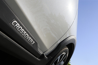 ロッカーパネルに施された「CROSSOVER7」のロゴ。