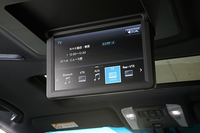 12.1型ディスプレイを備えるリアシートエンターテインメントシステム。