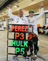 レース後「自分のキャリアのなかで最も特別な結果のひとつ」と語ったのは、3位表彰台を獲得したセルジオ・ペレス（右）。昨年、マクラーレンで戦闘力のないマシンと悪戦苦闘し散々な結果に終わったメキシカンは、たった1年でチームを追われることになってしまった。新天地を求めフォースインディアに移籍、わずか3戦目で、自信回復につながるポディウムを勝ち取った。ニコ・ヒュルケンベルグも5位入賞を果たし、チームは現在コンストラクターズランキング2位。代表のビジェイ・マリヤ（左）もご満悦。（Photo=Force India）
    