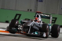 前戦イタリアで“ハッスル”した42歳、ミハエル・シューマッハーは、自らの半分の年齢であるルーキー、セルジオ・ペレスを抜く際に目測を誤り接触。メルセデスはボディー前端が宙に浮きウォールに激突、セーフティーカーが導入された。シューマッハーは、このクラッシュの原因をつくったとしてレース後おとがめを受けた。（Photo=Mercedes）