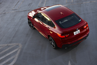 「X6」よりも小ぶりな「X4」。比べてみると、およそ20cm短く、10cm幅が狭く、車高は約7cm低い。
    