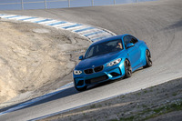 ラグナセカの名物、コークスクリューを行く筆者。