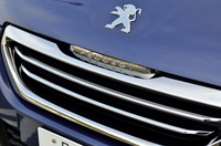 プジョーの最新モデルの特徴となっている、フロントのフローティンググリル。よく見ると、グリルの上には「PEUGEOT」のロゴがあしらわれている。
    