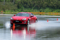 散水路では「トヨタ86」を使ってウエット路面での比較試乗を実施。このほかにも、パイロンでできた特設コースでグリップ性能を試すプログラムも用意されていた。