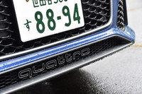 フロントのロワーグリルに施された「quattro」のロゴ。