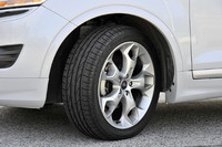 ホイール径はシリーズ最大の19インチ。235/45R19サイズのタイヤを履く。アルミホイールのデザインは「インディビデュアル」専用のもの。