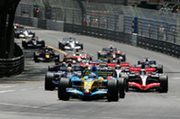 スタートでトップを守ったアロンソ（写真手前）。2番グリッドのマーク・ウェバー（その後ろ）が2位で続いたが、すぐにキミ・ライコネン（向かって右）に抜かれ、以後アロンソ対ライコネンのマッチレースが展開された。（写真＝Renault）