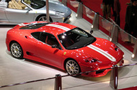 
	【写真上】フェラーリの製品開発を担当するジュゼッペ・ボノロ氏。
	【写真下】2003年3月のジュネーブショーで登場した「チャレンジストラダーレ」。全長×全幅×全高＝4477×1922×1199mm/ホイールベース＝2600mm/車重＝1280kg/駆動方式＝MR/3.6リッターV8 DOHC40バルブ（425ps/8500rpm、38.0kgm/4750rpm）。最高速度300km/h、0-100km/h＝4.1秒を豪語する。
	 