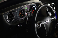 2016年モデルでは新意匠のスポーツステアリングホイールが採用された。シフトパドルはコラムに装備される。