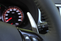 手動変速時に使用するシフトパドル。ステアリングホイールではなく、ステアリングコラムに装備される。