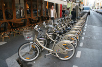 貸し自転車の「ヴェリブ」。もはやパリの風景の一部に。