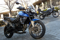 「タイガー800XRx」（手前）と「タイガー800XCx」（奥）。
    