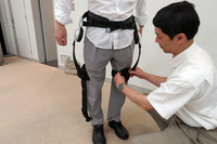 「Honda 歩行アシスト」の装着は、3つのバックルをとめるだけでとても簡単。座ったままでも装着できる。