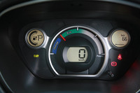 メーターパネルには、速度のほか電気残量、航続可能距離、電気の使用・充電状況などが表示される。