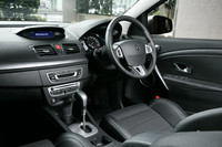 ダークカーボンのインテリア。