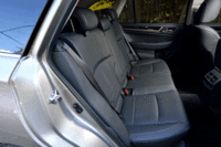 リクライニング機構を持つ、「アウトバック」の後席。足元のスペースは、先代モデルに比べ30mm拡大されている。（写真をクリックするとシートのアレンジが見られます）