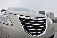 フロントグリルに輝くのはランチアではなく、クライスラーのバッジ。