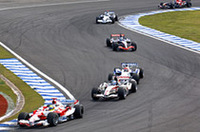 トヨタにとっては最悪のシーズンフィナーレ。3番グリッドと上位入賞を狙える位置からスタートしたヤルノ・トゥルーリ、7番グリッドのラルフ・シューマッハー（写真先頭）とも、リアサスペンションにトラブルが発生し、ともにリタイア。この結果、手に届きそうだったコンストラクターズランキング5位の座を、同じメーカー系ワークスのBMWに明け渡すかっこうで1年を終えた。（写真＝Toyota）