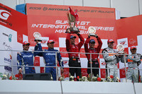 GT500クラスの表彰式。写真左から、No.17 KEIHIN NSX（金石年弘／塚越広大）、優勝のNo.3 HASEMI TOMICA EBBRO GT-R（R・クインタレッリ／安田裕信）、そして3位に入ったNo.8 ARTA NSX（R・ファーマン/伊沢拓也）。