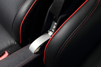 スエード調素材やレザー素材で覆われたインテリアだが、アームレストの蝶番など、よく見ると無垢（むく）のアルミ材がむき出しの場所も。ロータスのファンとしては、思わず口元が緩んでしまう。
    