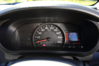 メーターは速度計のみの単眼式。燃費や燃料の残量などはインフォメーションディスプレイで確認する。