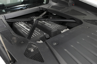 スーパースポーツカーの世界でも、今や自然吸気ユニットは貴重な存在となりつつある。5.2リッターV10は610psと57.1kgmを発生する。