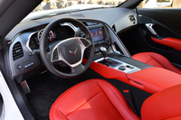 ドライバーを取り囲むようなデザインのコックピット。ハンドル位置は左側に限られる。
    