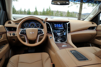 各所に本革と本木目が用いられたインテリア。内装色は「シェール」と「ジェットブラック」「トスカナブラウン」の3色で、上級グレード「プラチナム」には後ろの2色が用意されている。
    