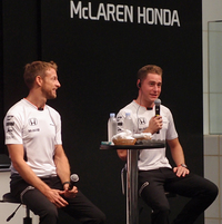 終始笑顔のバトン（写真左）に比べ、やや緊張気味に見えたバンドールン（右）だったが、マイクを渡されると日本語を口にし、会場をわかせた。