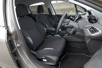 「208プレミアム」の室内。シート表皮はファブリックとなる。内装色は黒（写真）とグレーがあるが、外装との組み合わせで自動的に決まる。