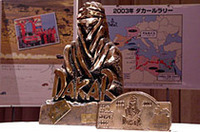 アフリカの砂漠の民をモチーフにした優勝トロフィー。増岡の目標は、これをもう3つ手に入れ、史上初の5勝を記録することという