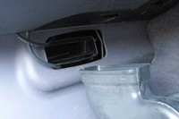 足元の空調ダクトを外すと、iPodとUSB用2本のケーブルを通す隙間が！