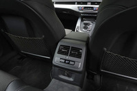 センターコンソール後端に位置する、リアシート用エアコン吹き出し口。温度調整機能が備わる。