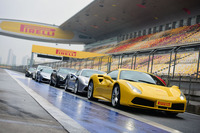 上海国際サーキットのピットレーンにずらりと並んだ試乗車たち。