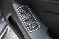 ソフトトップの開閉は、運転席側ドアに備わるスイッチ（パワーウィンドウスイッチの手前）で行う。