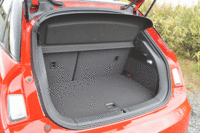 4WD化によってリアサスペンションが4リンク式となり、トランク容量が「A1」の270リッターから210リッターへ減少した。後席は2分割可倒式。（クリックすると後席が倒れる様子が見られます）