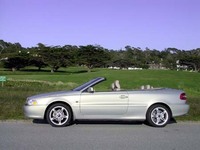 ソフトトップは、インストゥルメントパネルのスイッチひとつで、ロックまで含めて自動開閉する。所要時間は、約30秒。