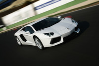 公表データは、0-100km/h加速が2.9秒、最高速は350km/h。