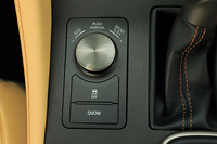 「エコ」「ノーマル」「スポーツS」「スポーツS＋」のモードが選択可能なドライブモードセレクト。