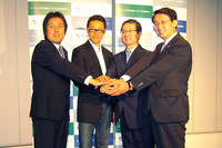 左から、株式会社ユビテック代表取締役・荻野司、SWdesign代表・和田智、ナノオプトニクス・エナジー代表取締役社長・藤原洋、鳥取県知事・平井伸治。