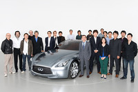 2009年ジュネーブショーに出展された「インフィニティ・エッセンス」と。