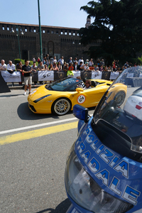 “青バイ”が各車を先導する。