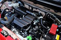 R06A型660cc 3気筒エンジン（52ps、6.4kgm）は改良を受け、従来より軽量・コンパクト化された。
    