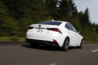 高い走行性能と環境性能の両立をうたうハイブリッドモデル「IS300h」。燃費は23.2km/リッター（JC08モード）を実現している。